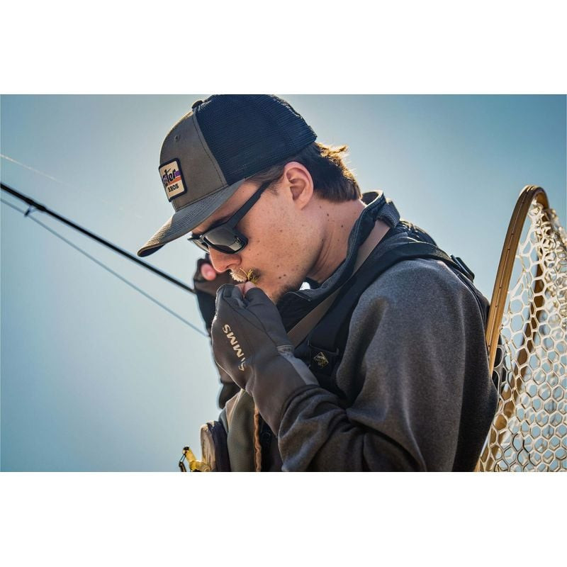 Image lifestyle d'un homme portant les lunettes Wiley X Founder en pêche, montrant l'usage pratique 