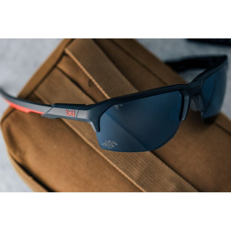 Lunettes Wiley X WX JAKL American Sniper en cadre ambiant sur pochette tactique beige, vue frontale 