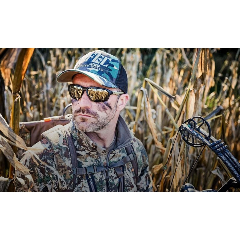Chasseur portant lunettes Wiley X WX JAKL Tan en champ de maïs avec équipement camo et arc, démontra