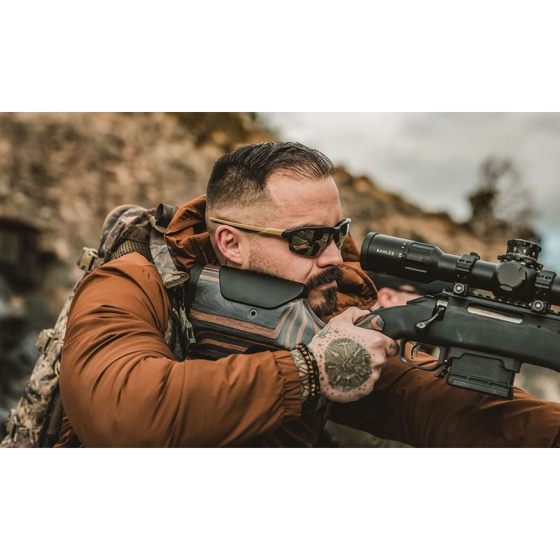 Tireur tactique en terrain portant lunettes Wiley X WX JAKL Tan, visant fusil à lunette, démontrant 