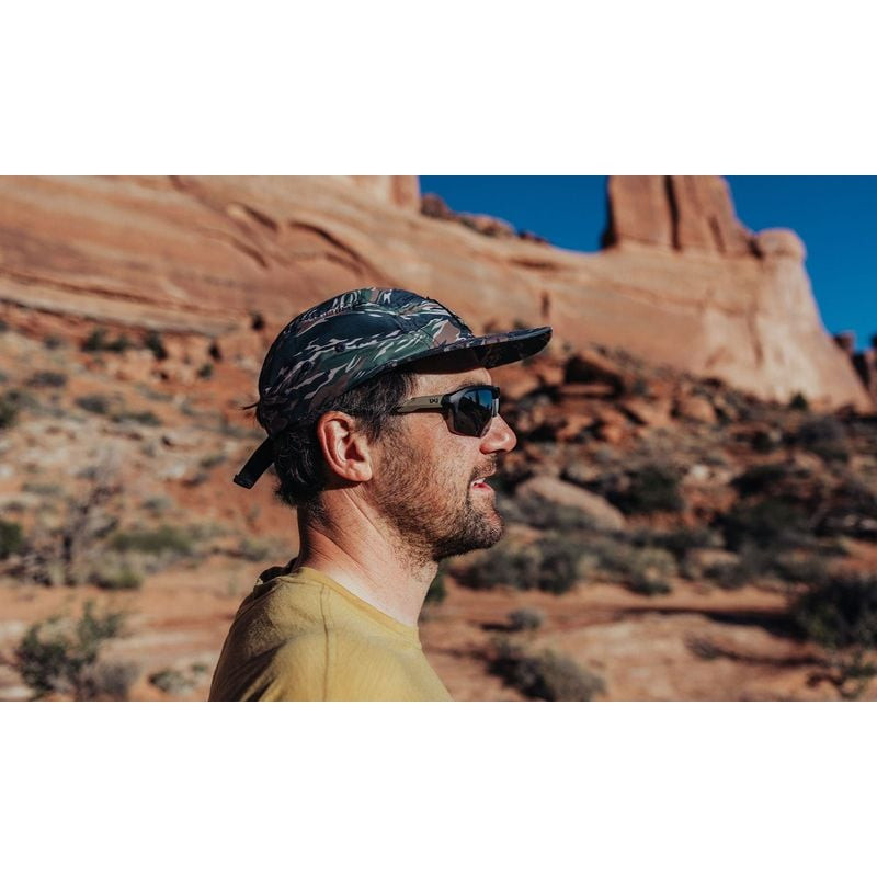 Homme en paysage désertique portant lunettes Wiley X WX JAKL Tan avec casquette à motifs, soulignant