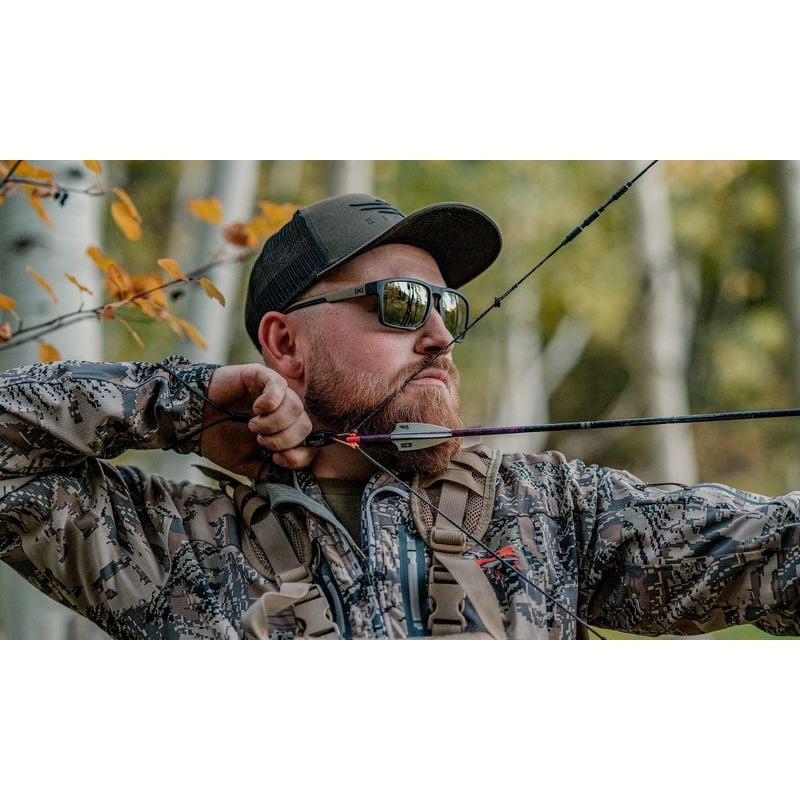 Homme portant les lunettes Wiley X WX Founder AC6FND04 en chasse à l'arc dans une forêt automnale, v