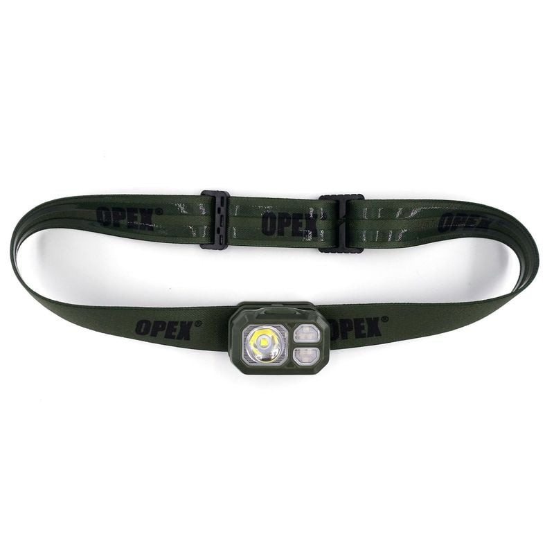 Image lifestyle d'un homme en tenue camouflage portant la lampe frontale tactique verte Opex en forê