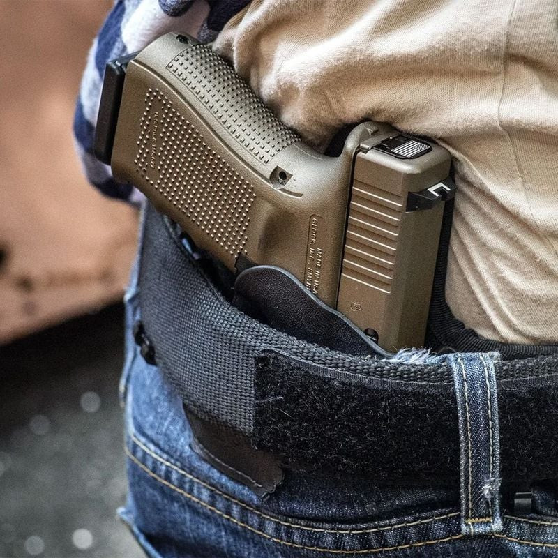 Vue lifestyle du holster Vega 1050818 dissimulant le Sig Sauer SP2022 en IWB sur le côté gauche, por