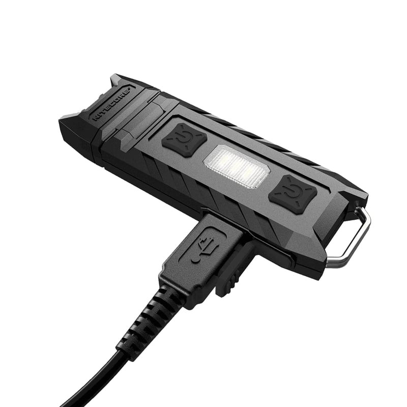 Vue rapprochée en angle de la Nitecore Thumb 1146452 montrant tête articulée, LED blanches allumées,