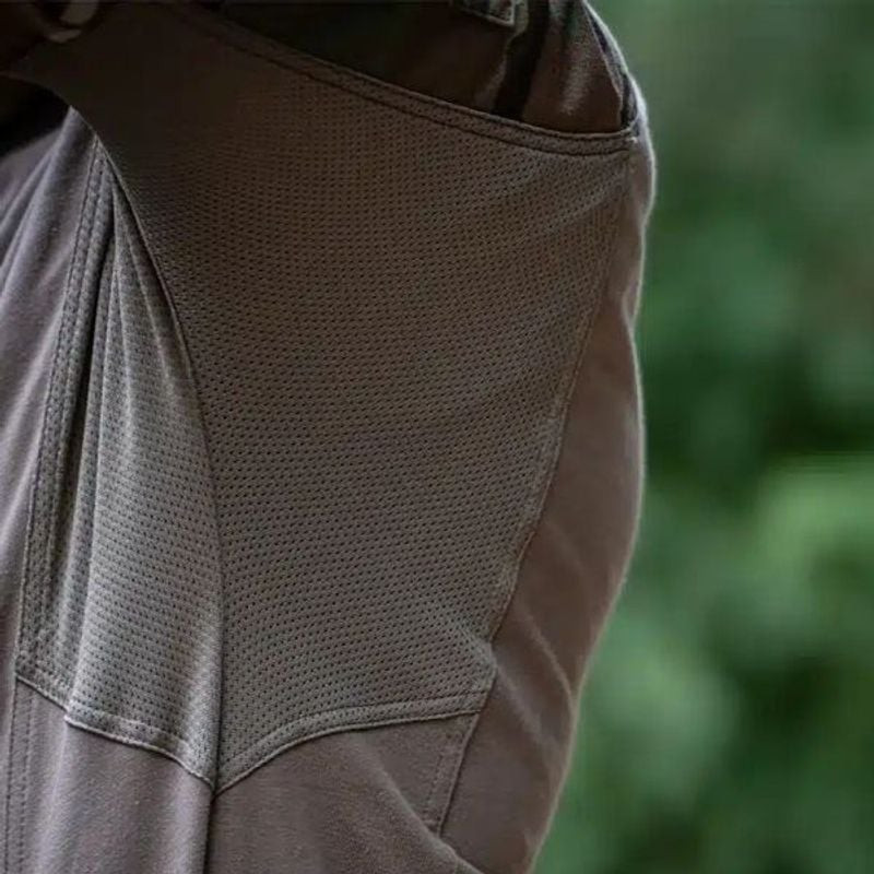 Gros plan sur la manche et la couture du torse de la chemise GK Pro UBAS GEN 2 Multicam, montrant ti