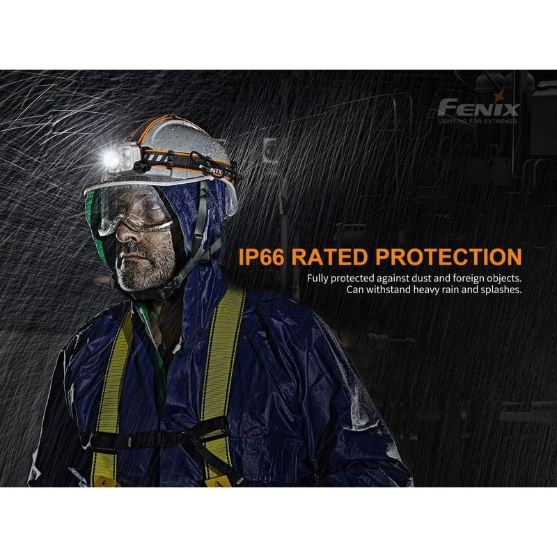 Personne portant la lampe frontale Fenix 1418424 lors d'une randonnée nocturne sur un sentier.