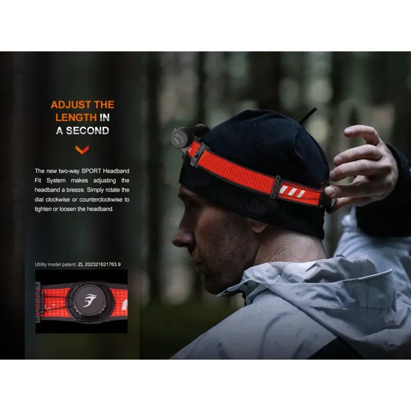 Coureur de trail portant la lampe frontale Fenix HM62-T lors d'une course nocturne en forêt.