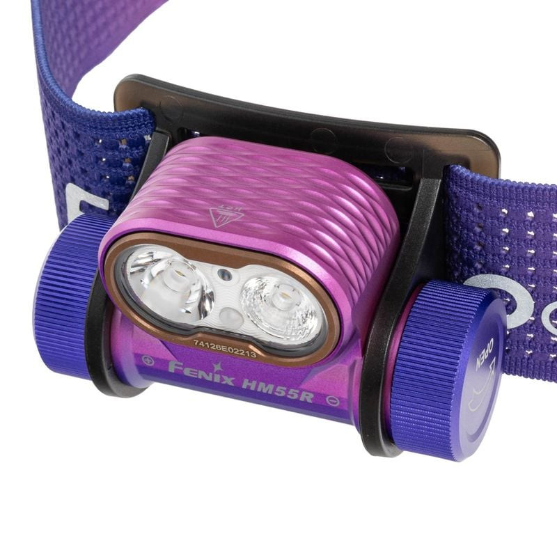Vue rapprochée de la lentille de la lampe frontale Fenix HM55R Nebula montrant les LED doubles spot 