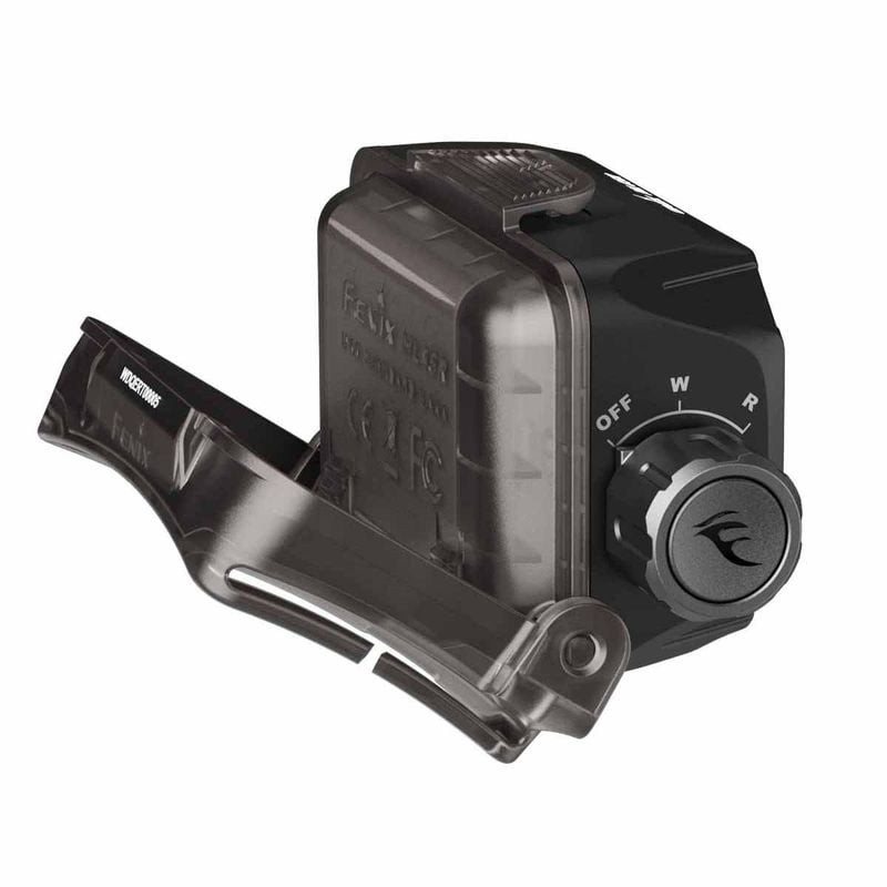 Gros plan sur l'objectif de la lampe frontale Fenix HL45R avec bague de focalisation, montrant le fa
