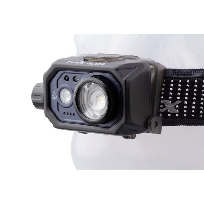 Démonstration du faisceau de la lampe frontale Fenix HL45R montrant les modes spot et flood sur un m