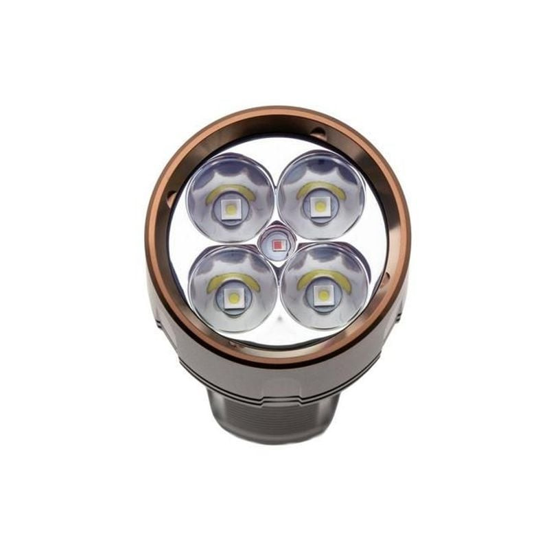 Gros plan de la lentille et du réflecteur de la Fenix TK35R RED avec la LED rouge.