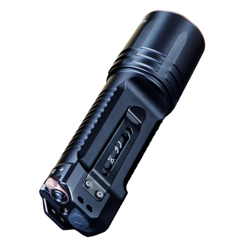 Vue angulaire de la lampe torche Fenix TK35R RED mettant en avant la lentille et l'interrupteur laté