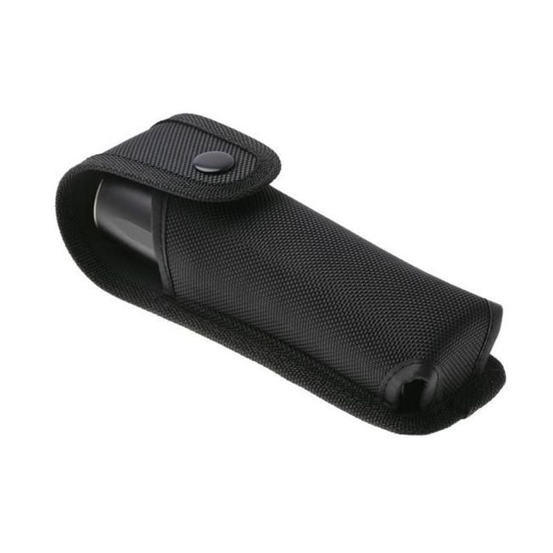 Plan d'ambiance de la lampe torche Fenix TK35R RED éclairant une scène extérieure sombre avec un fai