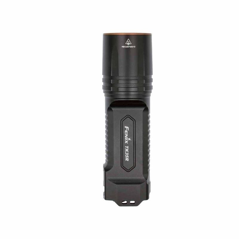 Packshot de la lampe Fenix TK35R mettant en valeur le bord et la lentille, avec batteries et accesso