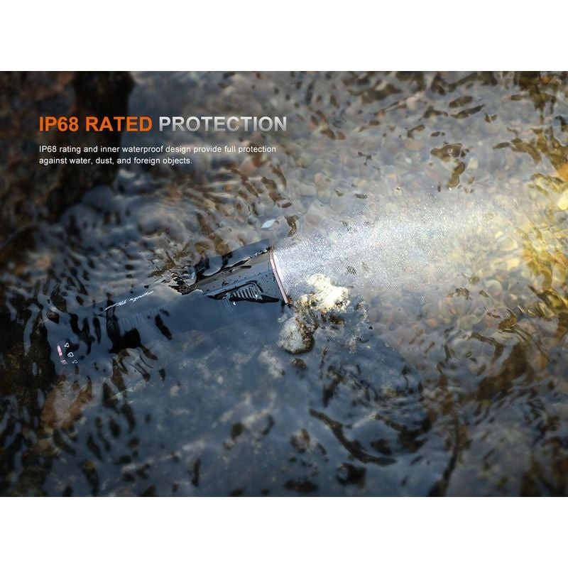 Lampe torche Fenix TK28R en situation sur surface sombre, mettant en valeur le faisceau intense et l