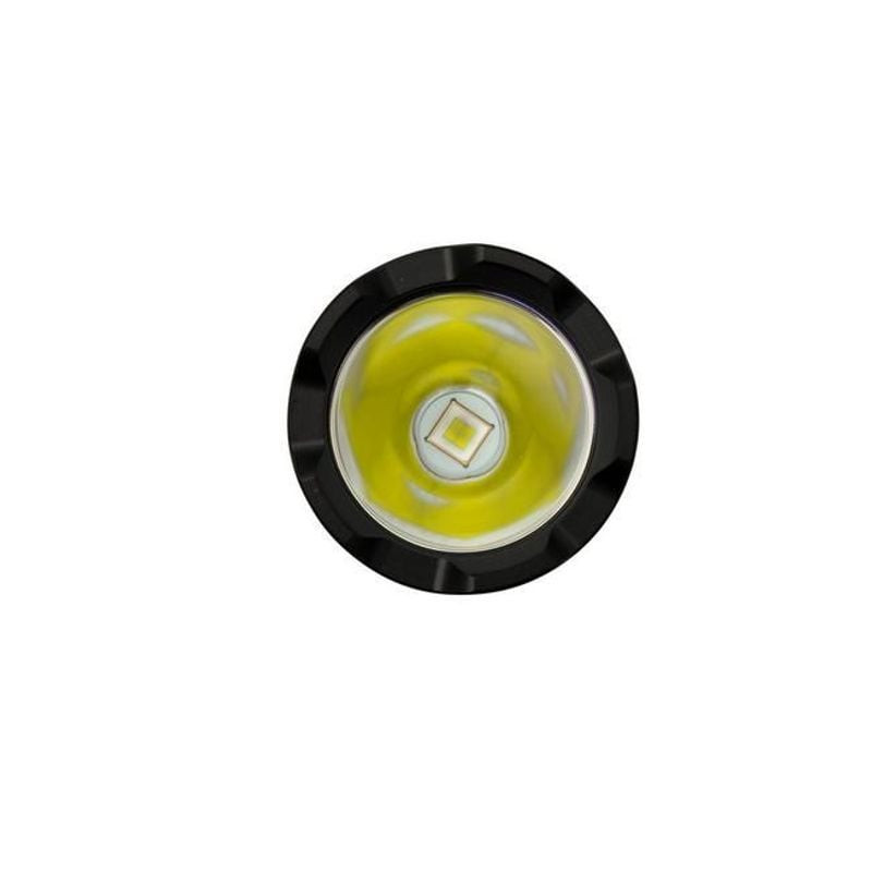 Gros plan du bord et de la lentille de la lampe de poche tactique Fenix TK20R UE Tropical.