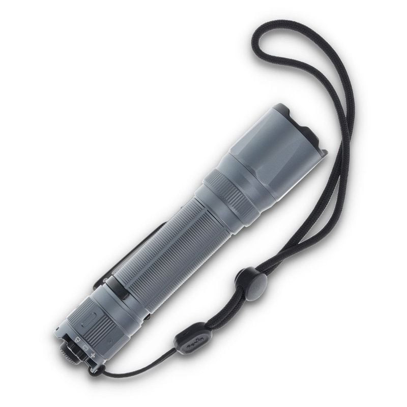 Vue angulaire de la lampe tactique Fenix TK20R UE mettant en valeur son design compact et la texture
