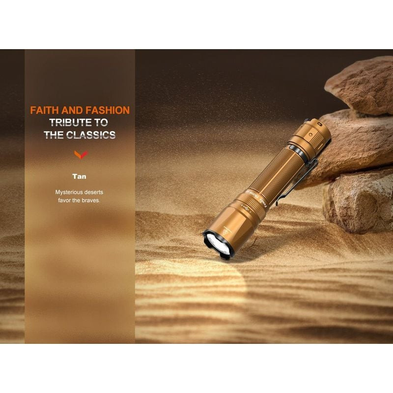 Photo d'ambiance de la lampe torche Desert Tan 1451318 sur une table, design tactique et robuste.