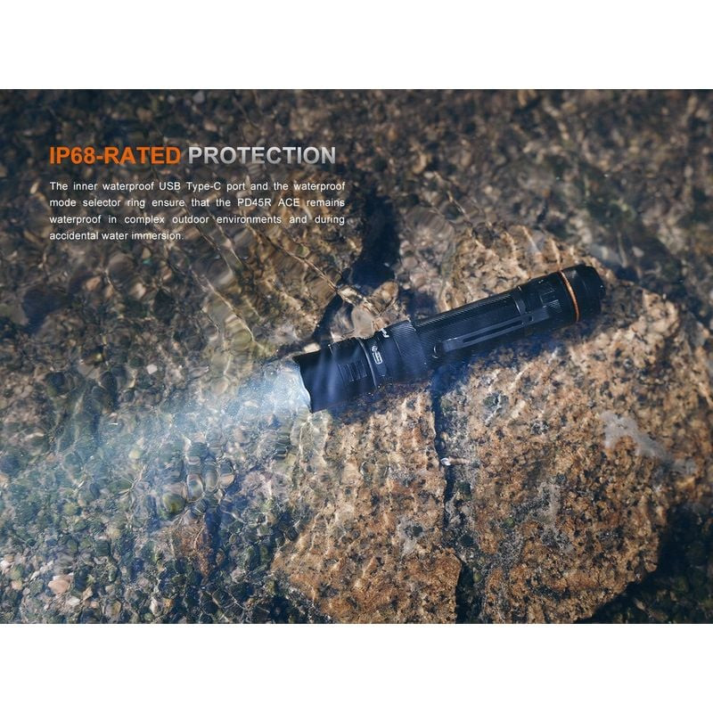 Lampe torche tactique Fenix PD45R ACE dans un environnement extérieur nocturne, illuminant un sentie