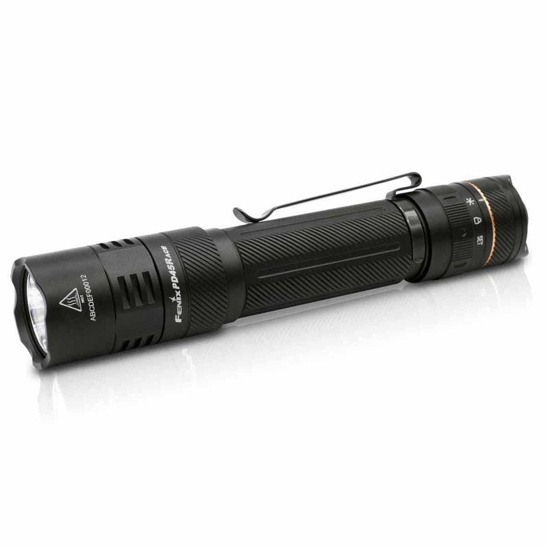 Lampe torche tactique Fenix PD45R ACE en vue inclinée montrant le faisceau avec point chaud et lumiè