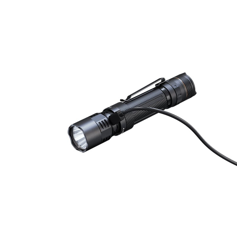 Vue arrière de la lampe Fenix PD45R ACE montrant l’interrupteur et le port USB-C sous un cache caout