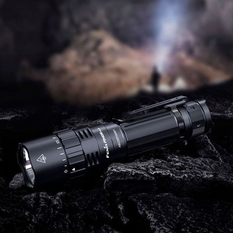 Lampe torche Fenix 1451306 PD40R V3.0 en extérieur, contre un ciel nocturne.