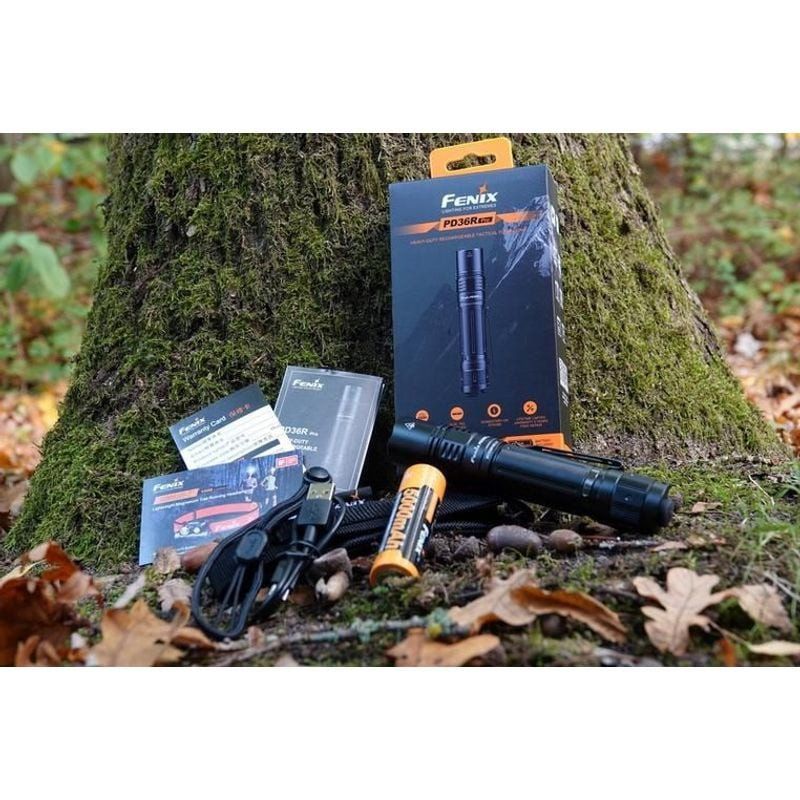 Gros plan de la tête de la lampe de poche tactique Fenix PD36R PRO montrant la LED et le réflecteur 