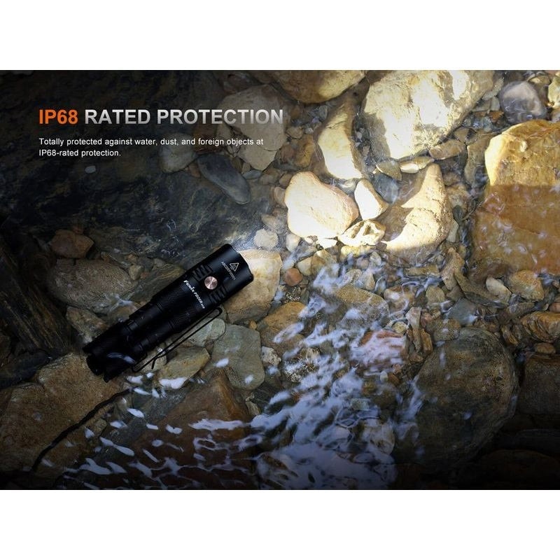 Photo ambiante de la lampe torche Fenix PD26R ACE 1451297 posée sur une surface en bois avec un écla