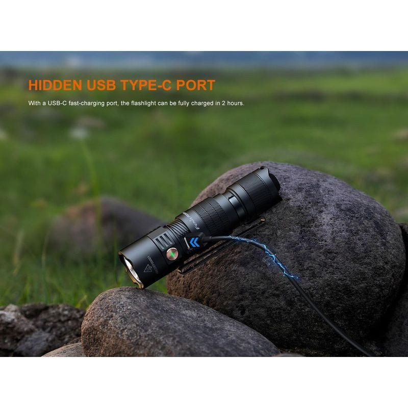 Plan rapproché ambiant de la lampe torche 1451297 Fenix PD26R ACE éclairant une zone sombre avec une