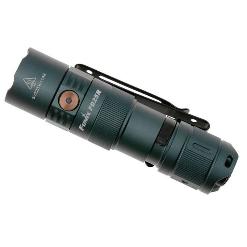 Vue de face de la lampe Fenix PD25R Sierra Green avec objectif et commutateur latéral sur corps alum