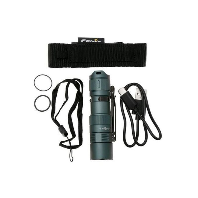 Lampe de poche Fenix PD25R Sierra Green éclairant un sentier sombre en extérieur.