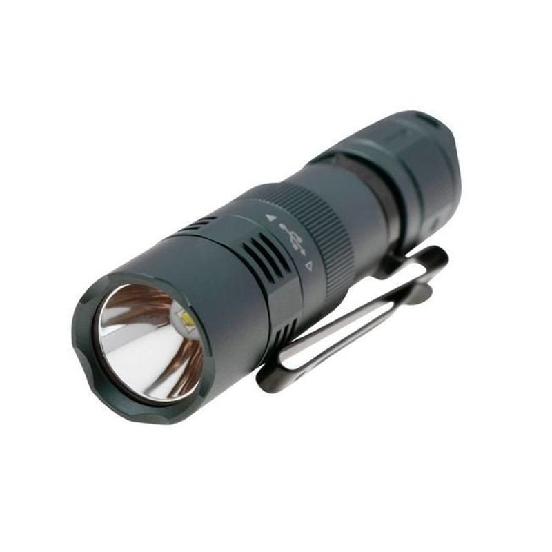 Lampe de poche Fenix PD25R Sierra Green tenue à la main, montrant sa taille compacte pour un usage q