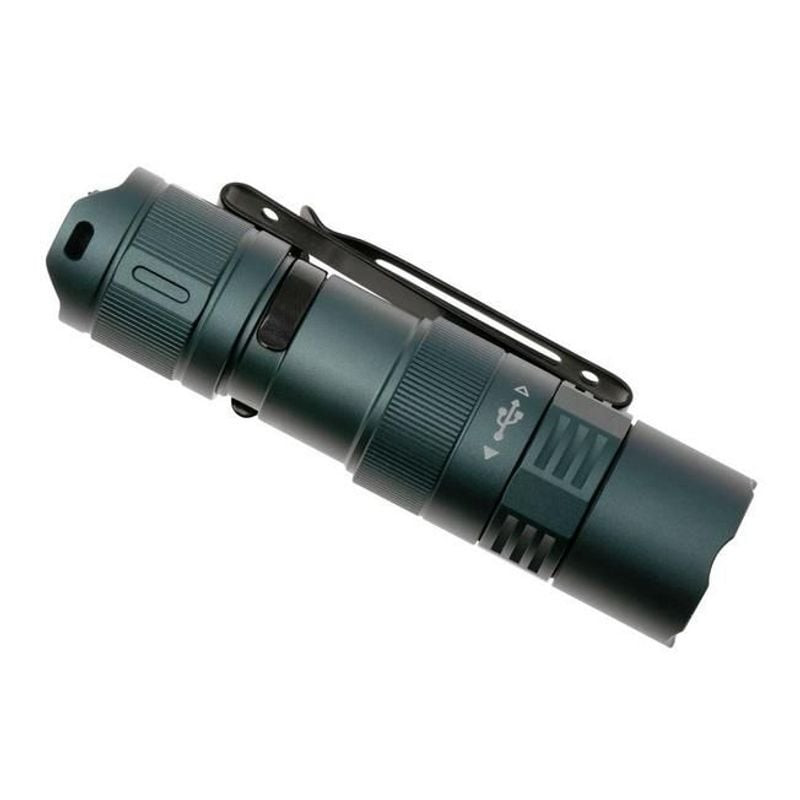 Vue arrière de la lampe torche Fenix PD25R Sierra Green montrant le port de chargement USB-C et le c