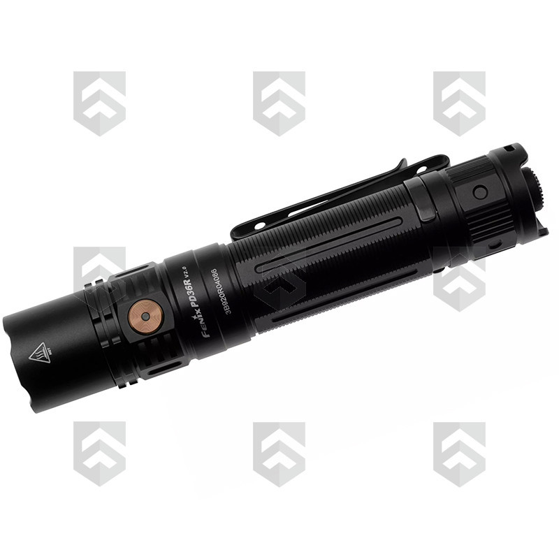 Fenix PD36R V2.0 lampe de poche tactique packshot montrant vue de face avec double interrupteur et p