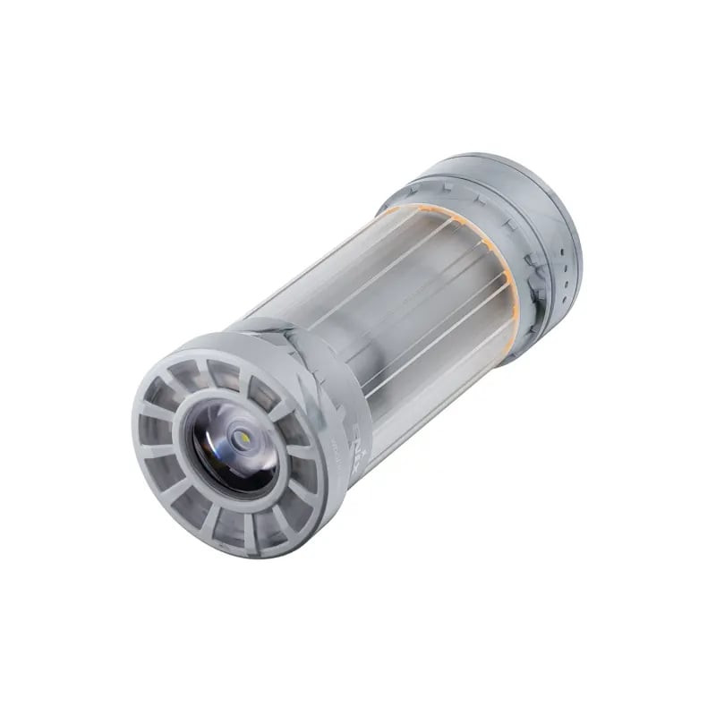 Détail de la lanterne Fenix CL22R IW montrant le port de charge micro-USB et le voyant indicateur de