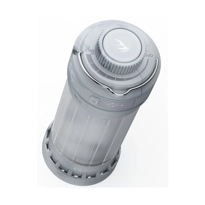 Lanterne Fenix CL22R IW avec sa lumière à 360° allumée, illuminant un campement sombre avec une tent