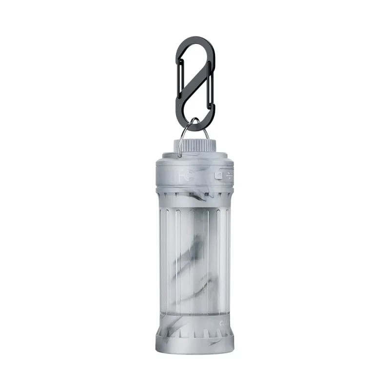 Lanterne Fenix CL22R IW placée sur un sac à dos de randonnée, mettant en avant sa portabilité et sa 