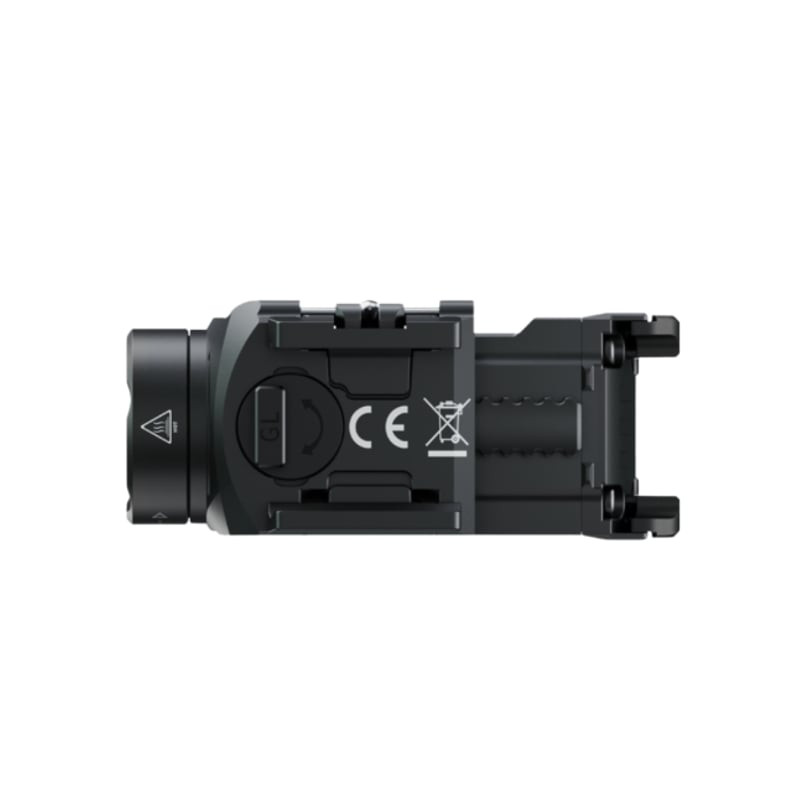 Lampe tactique Fenix 1451277 montée sur un rail de pistolet pour démonstration.