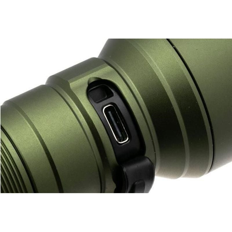 Gros plan de la tête de la lampe torche Fenix C7 Green montrant la LED haute performance et le réfle