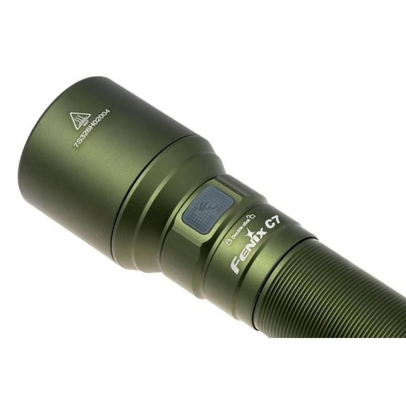 Détail du bouton latéral de la lampe torche Fenix C7 Green pour la sélection des modes et l'activati