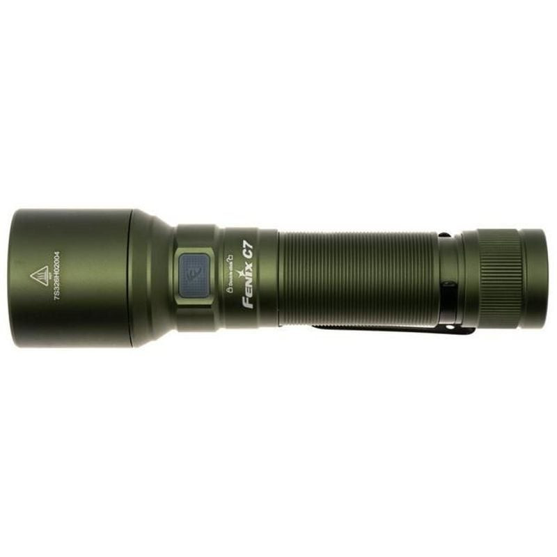 Vue angulaire de la lampe torche Fenix C7 Green montrant la lentille et le corps texturé pour une me