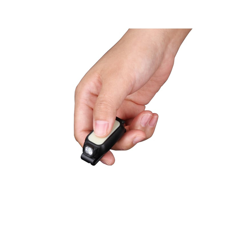 Personne portant la Fenix MINI-LITE fixée à une casquette pour un éclairage mains libres en extérieu
