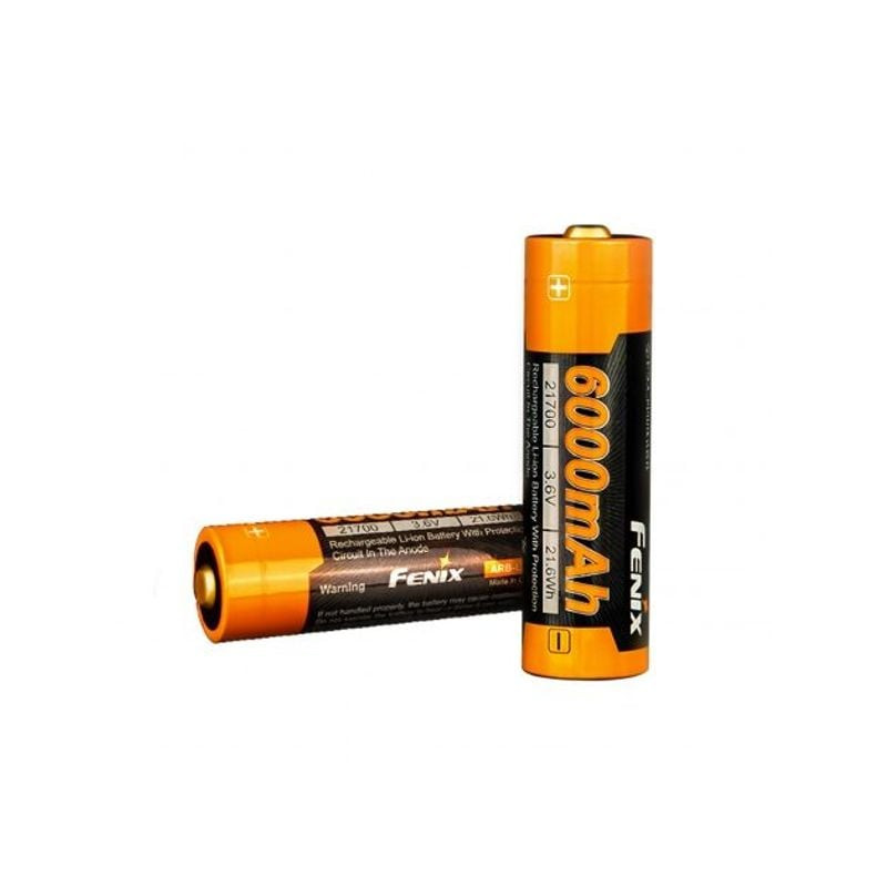 Vue latérale de la batterie Fenix ARB-L21-6000 montrant le corps cylindrique et la borne positive.