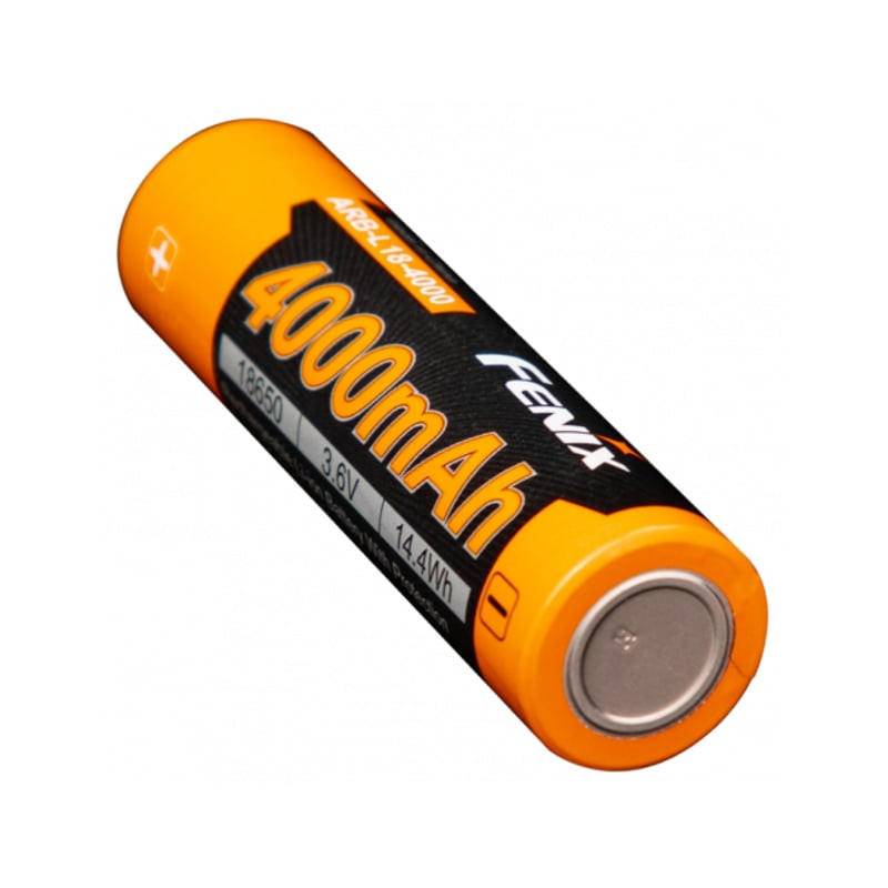 Batterie Fenix ARB-L18-4000 tenue en main pour comparer sa taille, montrant son format compact 18650