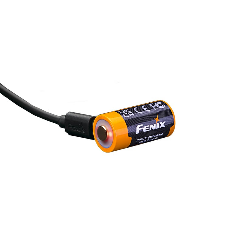 Photo d'ambiance de la batterie Fenix ARB-L16-800UP alimentant une lampe torche Fenix