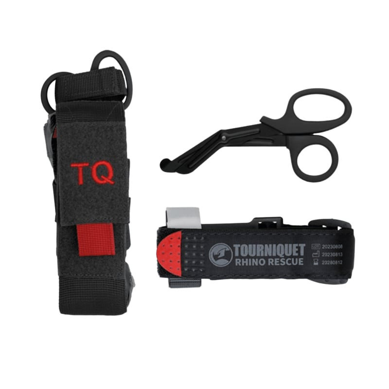 Kit garrot Mil-Tec 1991845 avec garrot Rhino Rescue, ciseaux et pochette MOLLE disposés sur une surf