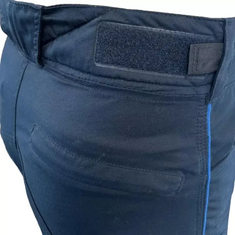 Gros plan de la poche cargo zippée et du tissu ripstop du pantalon tactique 2062177, montrant sa rob