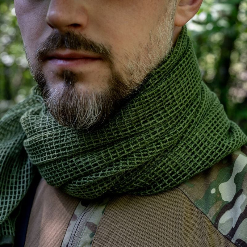 Vue détaillée de l'Écharpe filet Vert OD de General Army Store, montrant sa maille légère et respira