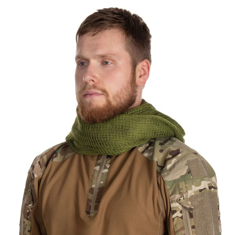Echarpe filet Vert OD de General Army Store portée en forêt pour du camouflage lors d'une randonnée.